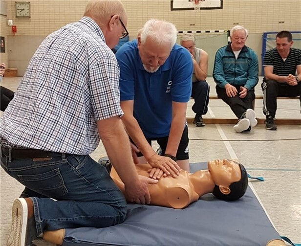 Alle übten die Rettungsmaßnahmen an speziellen Übungspuppen. privat