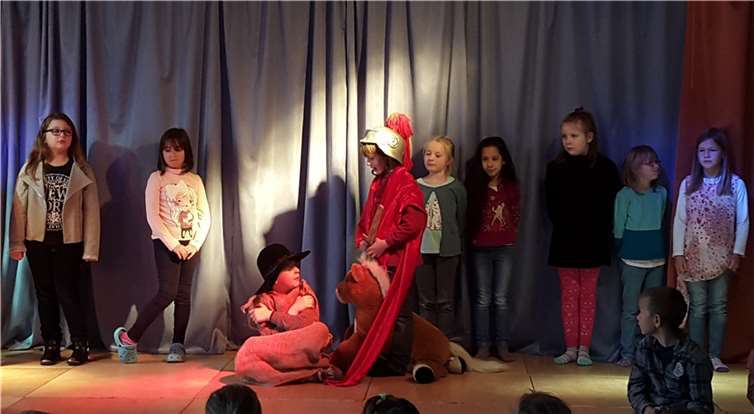 Alle verfolgten aufmerksam das Martins-Theaterstück der Klasse 2. privat