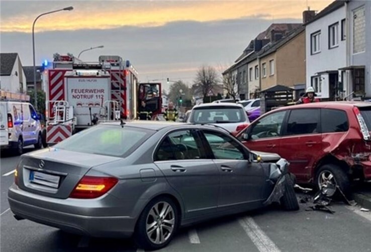 Alle vier Autos erlitten Sachschaden.