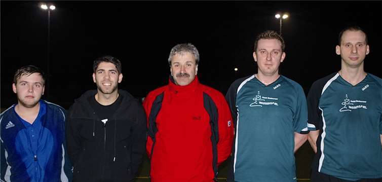 Alle vier Neuzugänge des SV Kürrenberg Marcel Kohlhaas, Alfio Arca, Trainer Werner Weber, Boris Marx und Maik Heine (v.l.) kamen gegen die SG Eich II zum Einsatz. Dennoch mussten sich die Kürrenberger unglücklich mit 1:2 geschlagen geben.  HEB