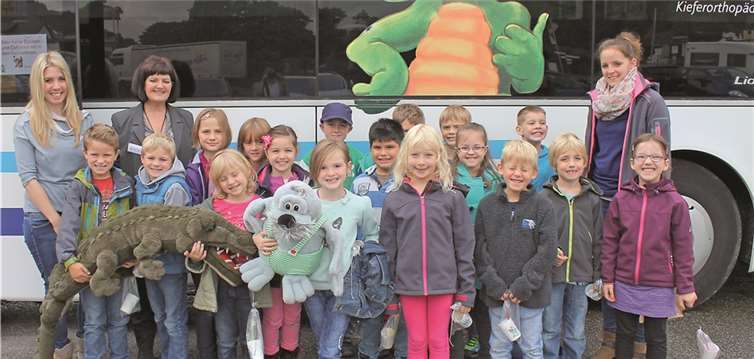 Alle waren anschließend davon überzeugt, wer ein schönes und strahlendes Lachen mit gesunden und geraden Zähnen hat, der geht viel selbstbewusster durchs Leben. Mit kleinen Präsenten wurden danach die fröhlichen Gruppen verabschiedet. privat