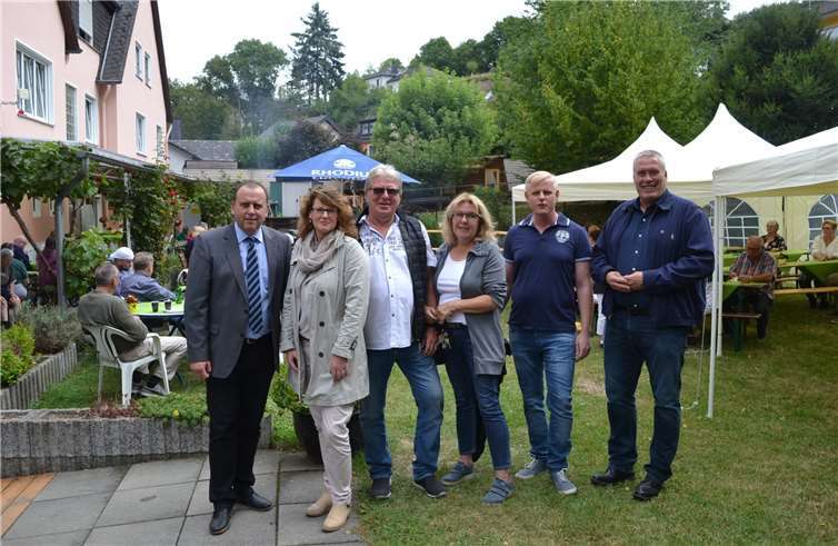 Alle waren in Feierlaune: (v.li.) Johannes Bell, Simone Schneider, Hardy Thieringer, Bianca Thieringer, Dirk Hansen und Walter Schneider. Fotos: E.T. Müller