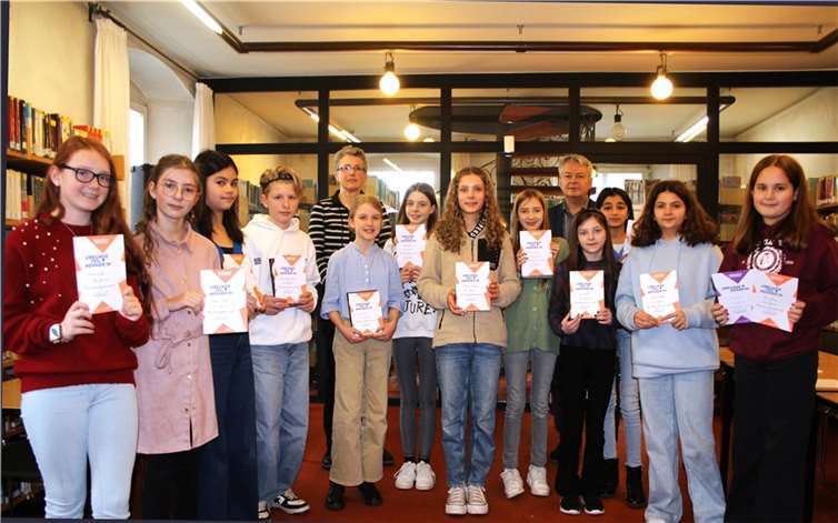 Alle zwölf Kandidaten der 6. Klassen waren bereits Lese-Sieger ihrer Schulen. Jeder erhielt eine Urkunde und ein Buchgeschenk. Fotos:HG
