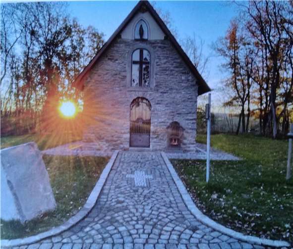„Allebrauns Heiligenhäuschen“ glänzt nicht nur im Licht der Sonne.  Foto: Lothar Stein