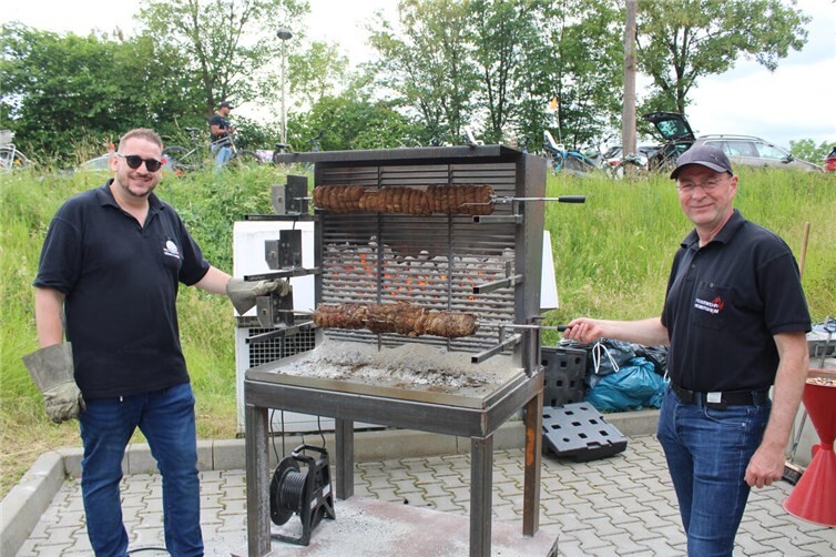 Allein der von den Wehrleuten selbst gebaute Spießbratengrill, ist für viele Gäste ein Feuerwehrfest-Kommgrund.  Fotos: DU