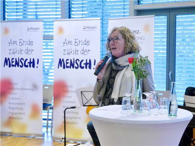 Allein die 74 ehrenamtlichen Hospizbegleiterinnen und Hospizbegleiter machten im Jahr 2023 1365 Hausbesuche, verbrachten 2735 Stunden bei den Begleiteten und ihren Angehörigen, waren dafür 335 Stunden unterwegs und legten 18639 Kilometer zurück.