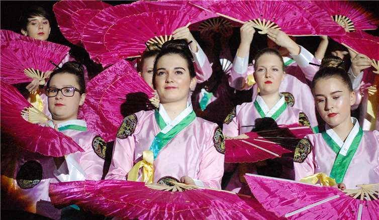 Allein die farbenprächtigen Kostüme verschlangen 20.000 Euro.