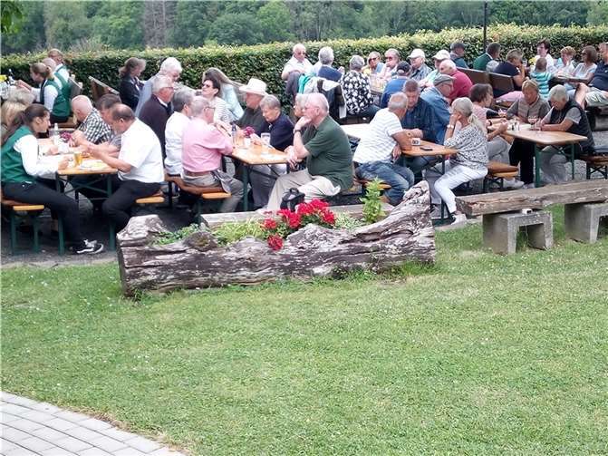 Allein die legendäre Erdbeerbowle von Carmen Stockhausen dürfte für große Resonanz sorgen, wenn der Heimat- und Verschönerungsverein Ohlenberg am 11. Juni zur traditionellen Erler Kirmes an die Berghütte einlädt. Foto: privat