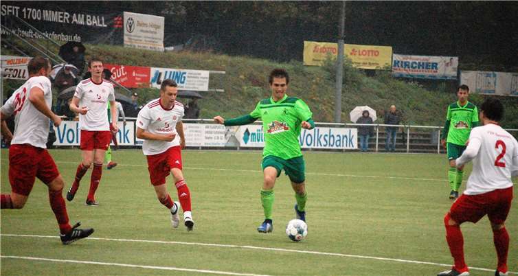 Allein gegen alle: Kodai Stalph sieht sich hier gleich vier Salmrohrer Abwehrspielern gegenüber.