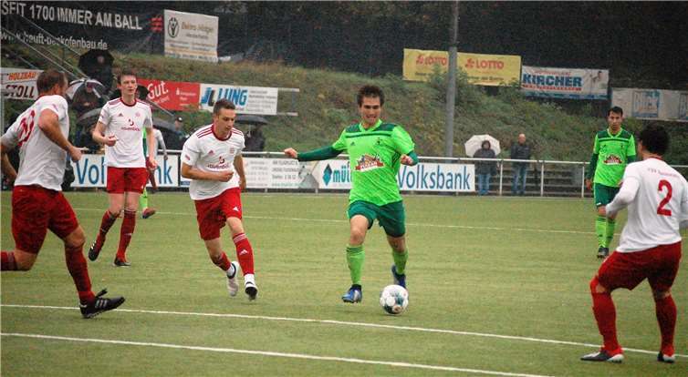 Allein gegen alle: Kodai Stalph sieht sich hier gleich vier Salmrohrer Abwehrspielern gegenüber.