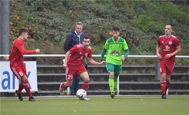 Allein gegen alle: Manuel Oster, der Torschütze zum 1:0 (grünes Trikot), muss sich gegen drei Andernacher (von links Alexander Unruh, Jörn Heider und Elias Johannes Matzon) bewähren. Fotos: SK
