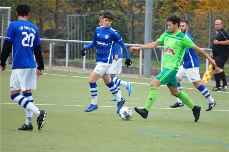 Allein gegen alle: Milan Rawert (grünes Trikot) musste sich in dieser Situation gleich mit vier Gegenspielern vom SV Mehring auseinandersetzen.Fotos: SK