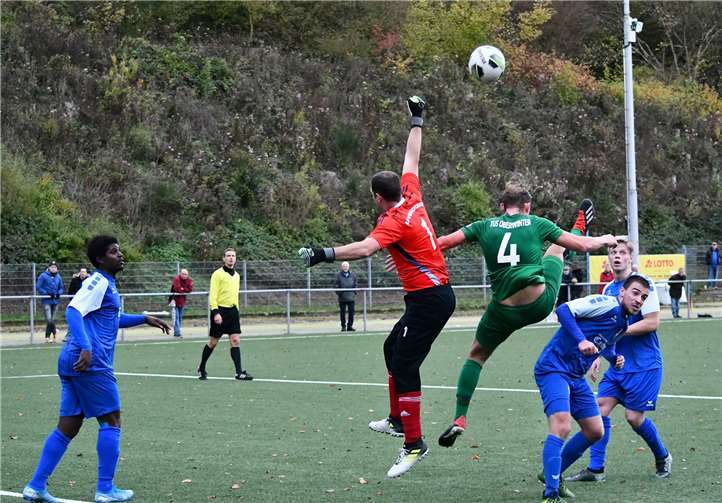 Allein gegen alle: Mirco Koll vom TuS Oberwinter (grünes Trikot) zieht hier gegen den Cochemer Torhüter Gereon Ohlberger den Kürzeren. Links sieht Ohlbergers Teamkollege Hervé Gilles Loulouga zu.Fotos: RASCH