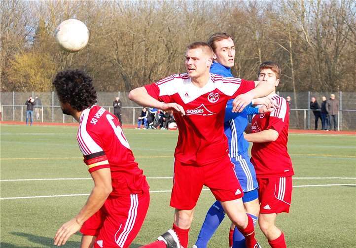 Allein gegen alle: Nicht nur in dieser Szene war Matthias Thelen (blaues Trikot) auf sich allein gestellt.