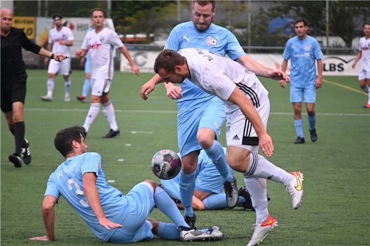 Allein gegen alle: Niklas Weis vom TuS Mayen (weißes Trikot) setzt sich gleich gegen mehrere Spieler der SG Malberg (links Dennis Märzhäuser) durch. Fotos: SK