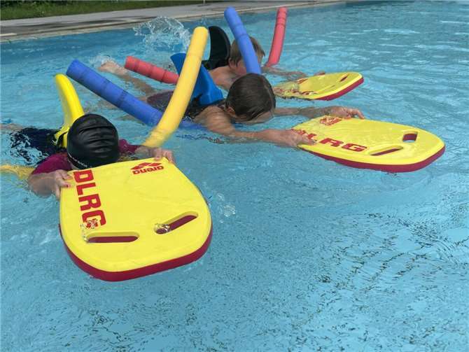 Allein in der Sommersaison 2024 lernten über 300 Kinder bei den Remagener Wasserrettern das Schwimmen.Foto:privat