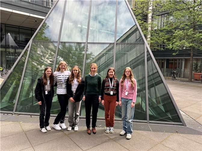 Allein sechs der Teilnehmerinnen kamen aus dem Wahlkreis von Ellen Demuth. Neben ihrer Tochter konnte Landtagsabgeordnete und stellvertretende Fraktionsvorsitzende Ellen Demuth die Freundinnen Elisa Schmidt, Sophia Kick und Finja Sydow vom Wiedtal-Gymnasium Neustadt, Tabea Thütt von der Waldorfschule Neuwied und Emily Mielke vom Martinus-Gymnasium in Linz willkommen heißen. Quelle: