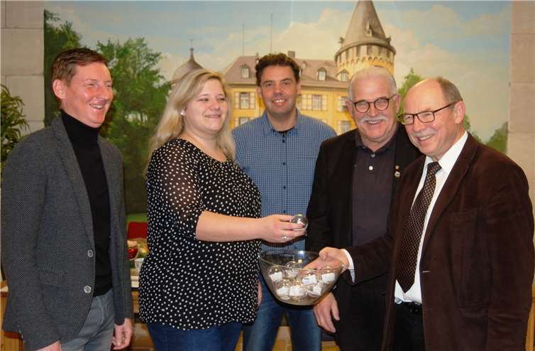 Allein unter Männern: Glücksfee Julia Köllner bei der Auslosung mit (v. l.) Thomas Reiter, Peter Hürter, Hans Molitor und Manfred Arenz.