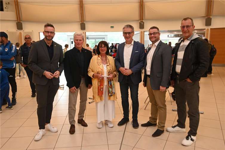Allein unter Männern: Organisatorin Rita Hirsch mit (von links) Landrat Marko Boos, Ortsbürgermeister Hans-Georg Hammes, Landtagspräsident Hendrik Hering, Landtagsabgeordneter Torsten Welling und Maximilian Mumm (Bürgermeister der Verbandsgemeinde Maifeld).