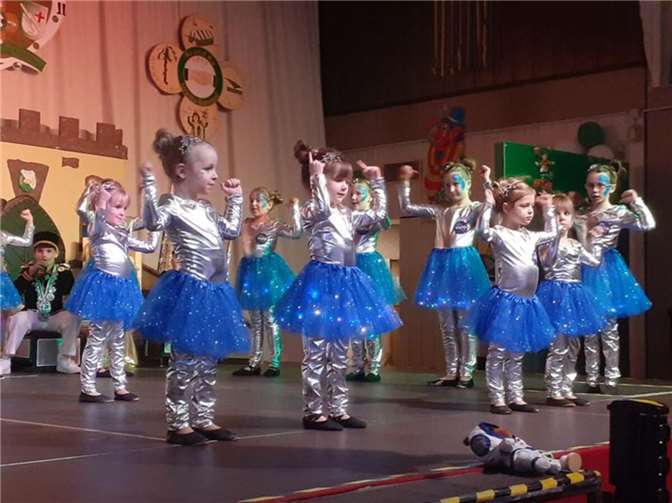 Über 100 Tänzerinnen und Tänzer begeistern Alleine bei den „Wild Kids“, dem jüngsten Ballett eroberten 28 Kinder mit einem Astronautentanz die Herzen des Publikums.