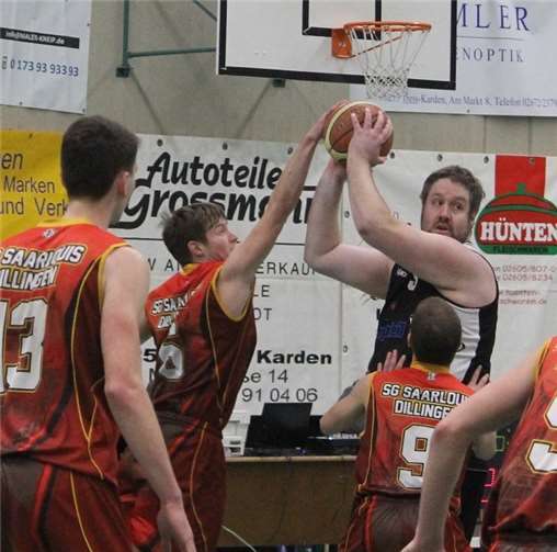 Alleingegen alle:Boris Sewenigkonnte sich im Heimspielgegen die DJK Saarlouisauch in dieser Szenenicht entscheidenddurchsetzen.Foto: TH