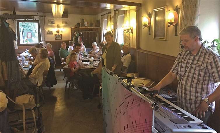 Alleinunterhalter Jens Hauschild mit einigen Gästen des VdK-Kaffeenachmittages. privat