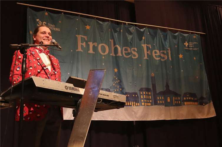 Alleinunterhalter Patrick George brachte die ganze Halle zum Mitsingen. Gekonnt animierte die Gäste zum Mitmachen. Auch mit seinem weiteren Programm begeistere er die Zuhörer.