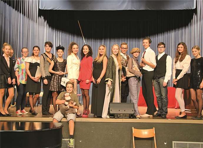 Allen 17 Schauspielerinnen und Schauspielern aus den Klassen 7 bis 13 war auch dieses Mal ihre große Spielfreude anzumerken.privat