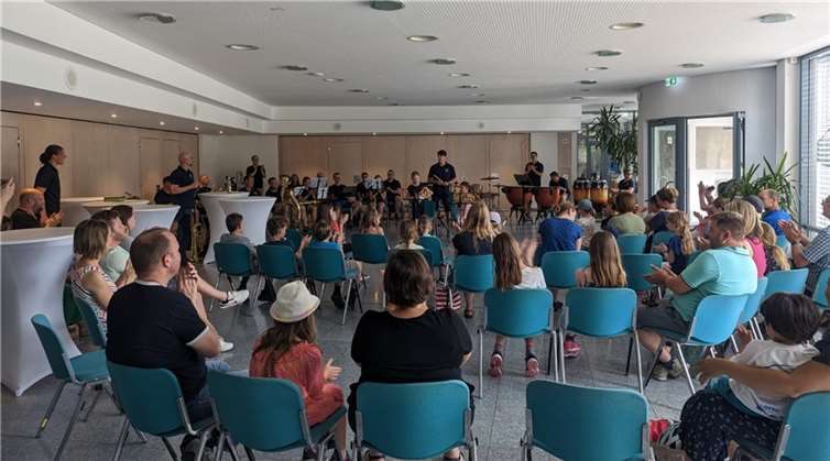 Allen Anwesenden, teilweise auch Erwachsenen, stellte der Dirigent des Hauptorchesters Jonas Häring verschiedenste Holz- und Blechblasinstrumente auf lustige und unterhaltsame Weise vor.  Foto: Andreas Rieser