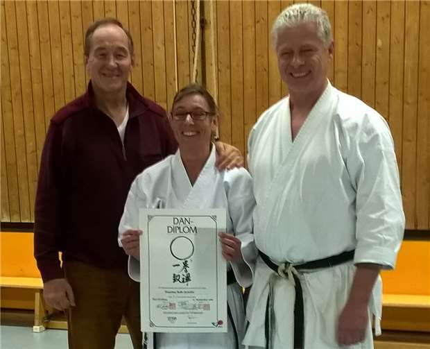 Allen Grund zu strahlen hatte Susanne Reth-Schäfer nach der erfolgreichen Dan-Prüfung.  privat
