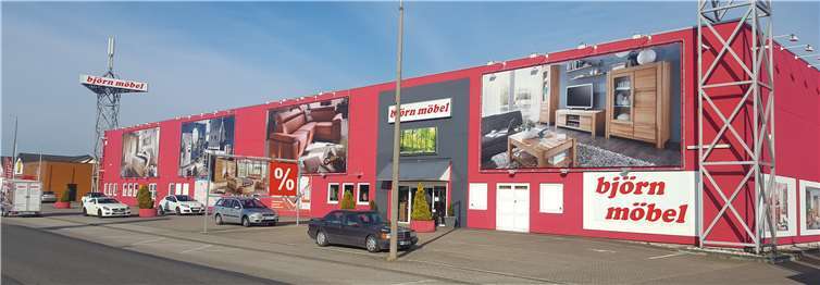 Allen Grund zum Feiern hat das Mülheim-Kärlicher Möbelhaus björn möbel: Seit 35 Jahren finden die Kunden in der Florinstraße 2 alles, was das Möbelherz begehrt. Foto: WAMFO.DE