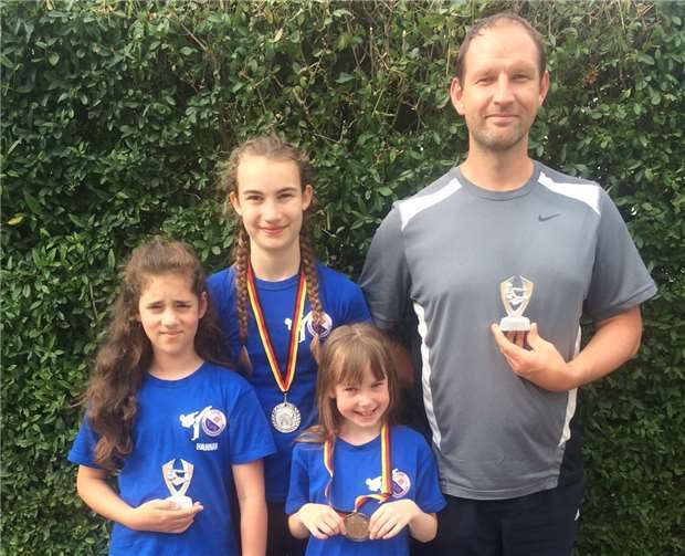 Allen Grund zur Freude hatten die Taekwondoin des TuS Niederoberweiler: Bei ihrem ersten Wettkampf auf Landesebene konnte die noch junge Abteilung vier Medaillen erringen. Foto: privat