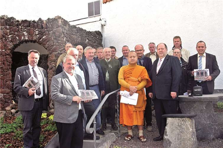 Allen Helfern überreichte Ortsbürgermeister Manfred Sattler einen Kalender mit Bildern der Grotte. RÜ