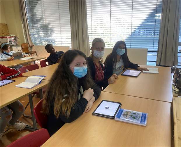 Allen Kindern der Klassenstufe 5 die Nutzung eines geliehenen Tablets ermöglicht.