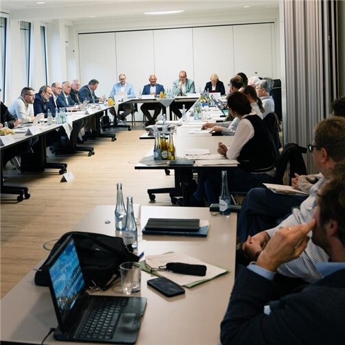 Allen steigenden Belastungen zum Trotz schreibt der Nachtragshaushalt 2025 des Landkreises Neuwied erneut positive Zahlen. Unter dem Strich steht ein kleiner Überschuss von 1,6 Millionen Euro zu Buche. Von Kreis-Kämmerer Florian Hoffstadt wurde das fast 300 Seiten starke Werk jetzt vorgestellt.  Foto: Julia Hinz / Kreisverwaltung Neuwied