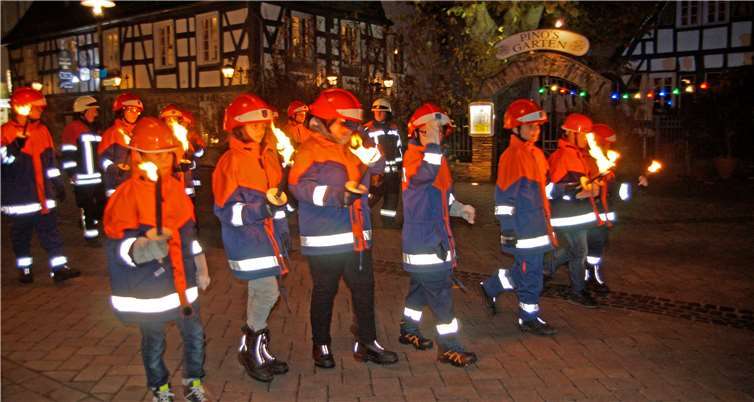 Allen voran führte die Jungendfeuerwehr der Stadt die Sankt-Martinszug an.Fotos: MIH