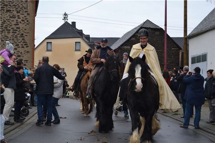 Allen voran ritt Dechant Matthias Veit, der die Zügel seiner "Emma" fest im Griff hatte. Fotos: Ute Weiner