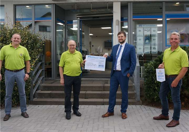 Allenthalben Grund zur Zufriedenheit (von links): 2. Brudermeister Markus Dötsch, 1. Kassierer Norbert Klein, Sebastian Jacke, Teamleiter der VR-Bank-Geschäftsstelle Waldbreitbach und der 1. Brudermeister Thomas Over. Foto: privat