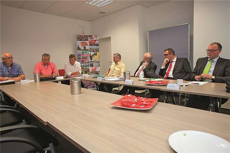 Allenthalben betretene Gesichter in der Runde der Pressekonferenz.
