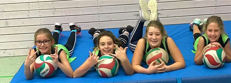 Aller Anfang ist schwer, aber der Spaß bleibt nicht auf der Strecke. Die Dieblicher Volleyballmädchen hatten viel Freude bei ihrem ersten offiziellen Turnier. Zu den weiteren Turnieren sind hoffentlich alle Spielerinnen an Bord. Bereits am Samstag, 17. November wird der Nachwuchs auch an den U13-Meisterschaften teilnehmen. Der Spielort steht noch nicht fest. Privat