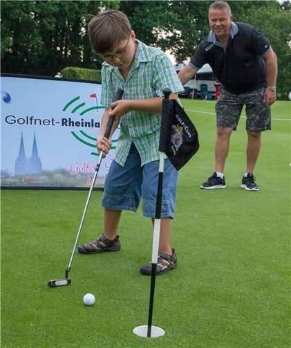Aller Anfang ist schwer beim Golfspielen, auch das Putten muss erst einmal gelernt werden.
