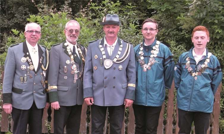 Allerlei Schützengenerationen kommen an Fronleichnam in Niederlützingen zusammen. privat