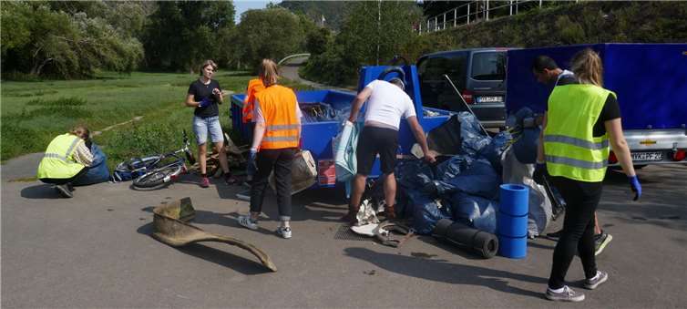 Allerlei Unrat entfernten die Freiwilligen aus dem Uferbereich. Foto: privat