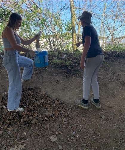 Allerlei Unrat fischten die engagierten Umweltschützer aus dem Gebüsch.
