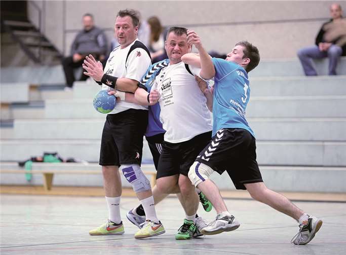 Alles Ziehen und Zerren half nichts - die dritte Mannschaft war für die Sportfreunde Neustadt nicht zu bändigen.privat