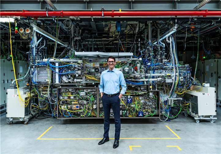 Alles andere als Kabelsalat: Dr. rer. nat. Michael Kösters vor dem aktuellen Forschungsobjekt. Copyright: foto ansgar pudenz