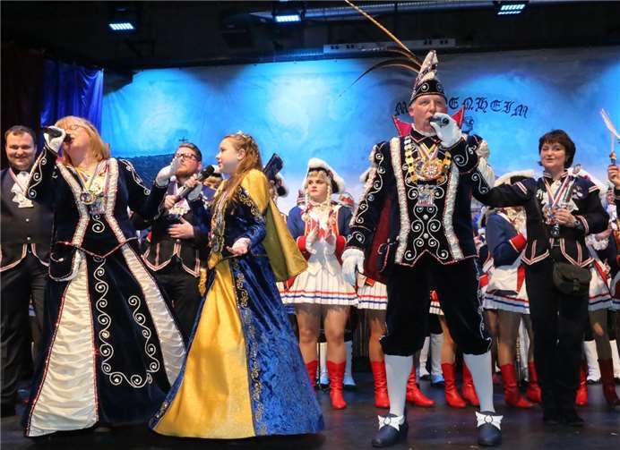 Alles fest im Griff hatten die Meckenheimer Tollitäten:Kinderprinzessin Katharina III., Prinz Juppi I. und Prinzessin Regina I.. Fotos: - StF-