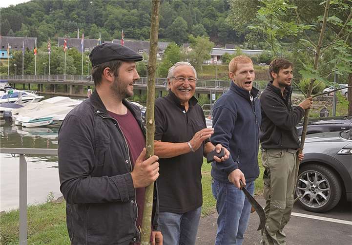 Alles hört auf das Kommando des neuen Kirmeshauptmanns Lukas Oberhausen (3.v.l.).