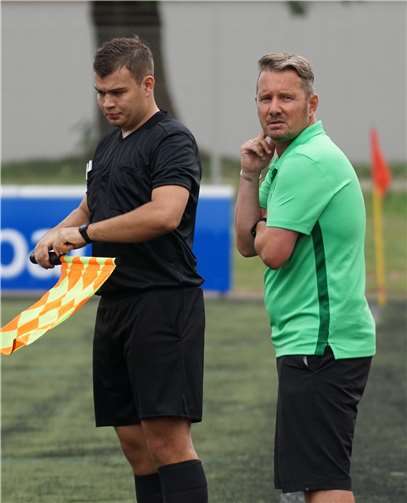 Alles im Blick hatte Michael Maur, der Trainer der SG 2000 Mülheim-Kärlich, während der Partie beim TuS Oberwinter.Irene Appel