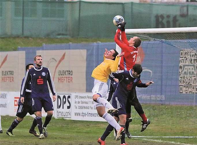 Alles im Griff hatte Carsten Gerharz bis zur 83. Minute. Erst da traf Andreas Retzmann zum Ausgleich für den TSV Emmelshausen.TH